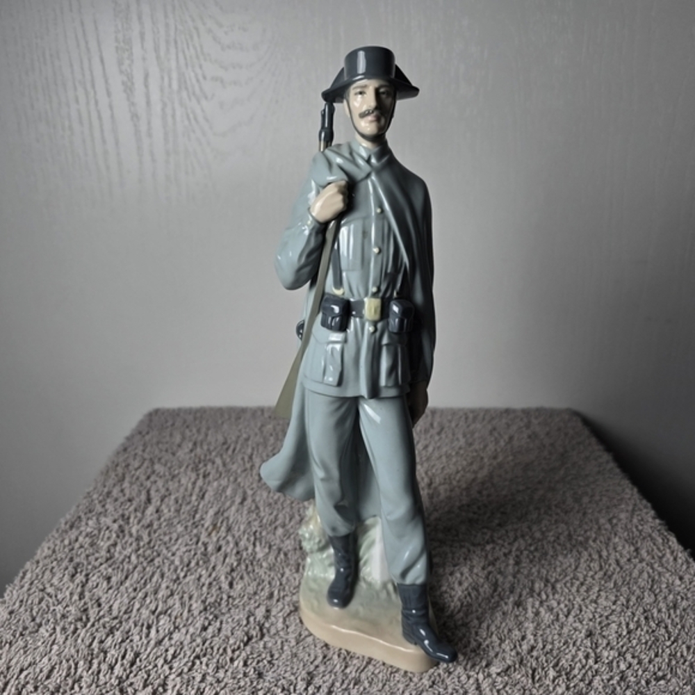 Lladro Retired Spanish Policeman # 4889
